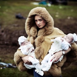 Debbie O’Donoughe con i gemelli, 2014 © Mattia Zoppellaro/Contrasto